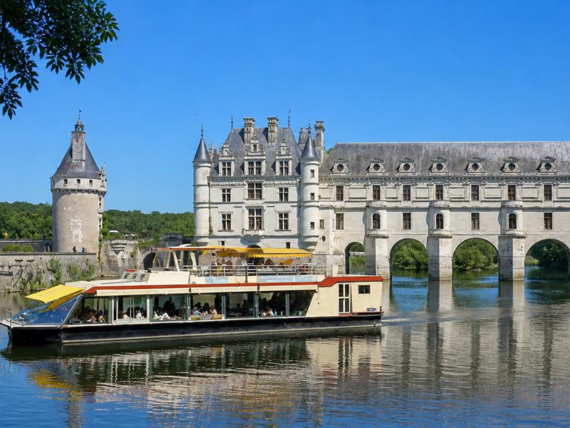 Chenonceau Castle, River Boat Tour & Wine Tasting